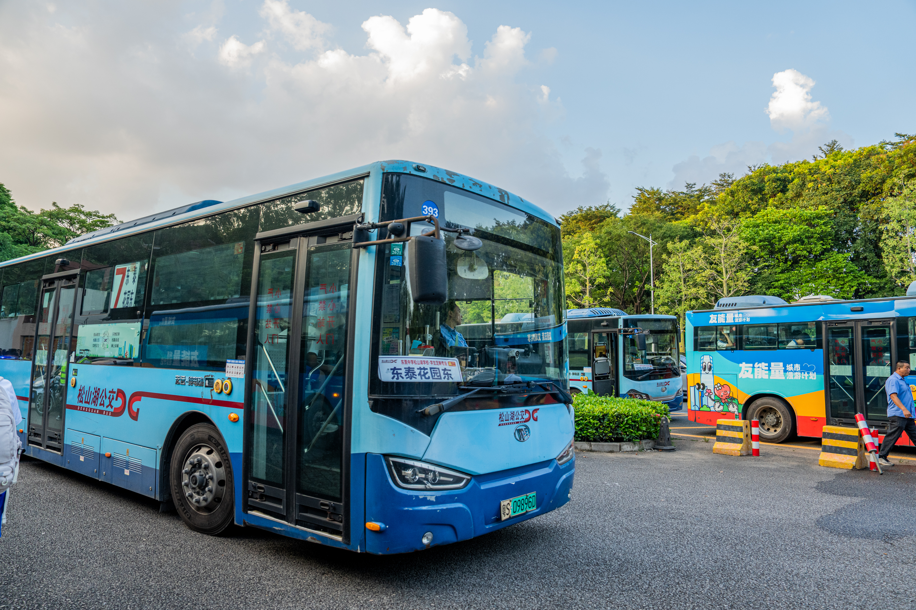 松山湖校门⇋家门！上下学原来能开挂