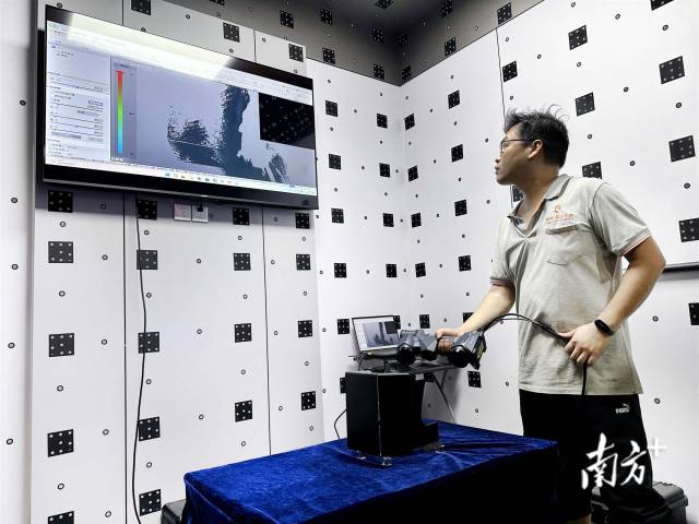 佛山南海狮山镇是全国首个GDP突破千亿的镇。图为创兴精密钣金三维数字化质检中心。 资料图片 佛山南海狮山镇是全国首个GDP突破千亿的镇。图为创兴精密钣金三维数字化质检中心。 资料图片