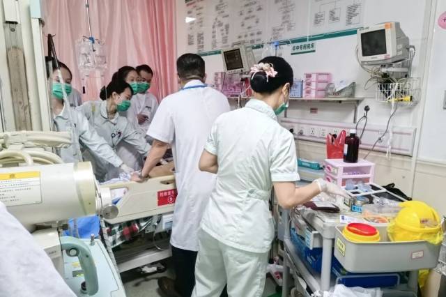 国庆长假期间，急诊科共接诊患者3162人次。