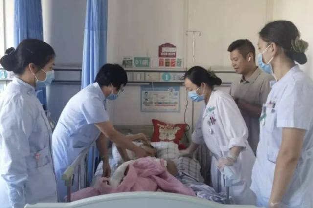 肿瘤科医护人员察看患者情况。