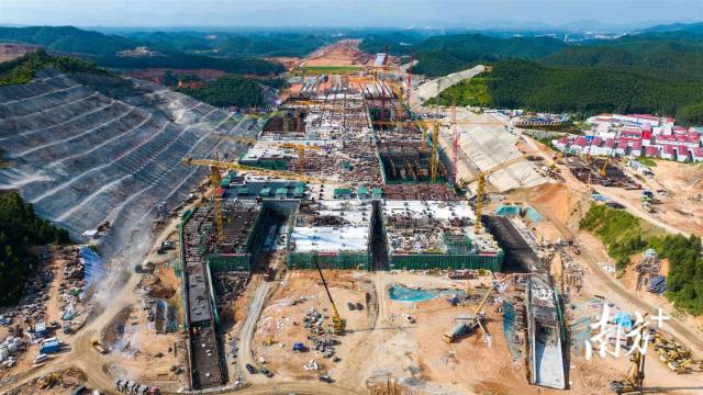 广湛高铁广州新机场站项目建设现场。赖家乐 摄 广湛高铁广州新机场站项目建设现场。赖家乐 摄