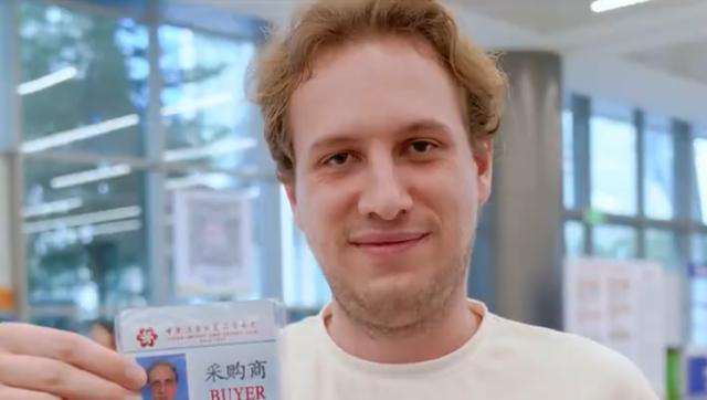 体验30秒办证！巴西小哥首次参加广交会，想做“大生意”｜广交生意经