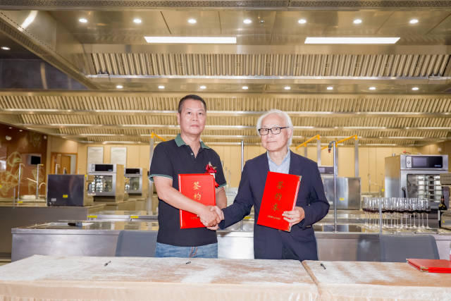 活动当天举行了“招生代理签约仪式”，学院与多家合作单位签署战略合作协议。