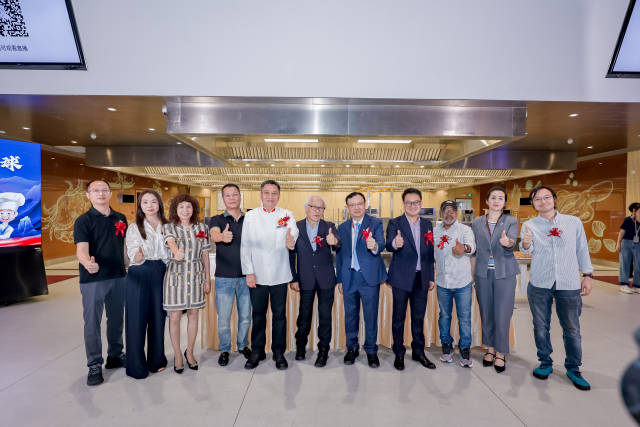 发布会现场嘉宾留影。