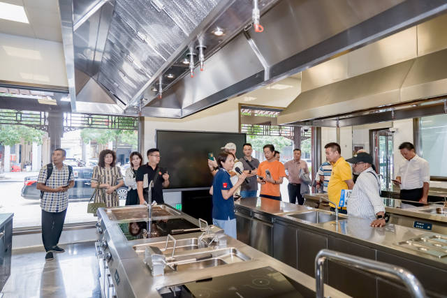 来宾参观学院培训环境与设备设施。