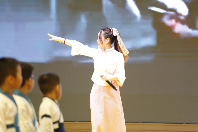 2023年12月,在深圳舞臺演唱“中華優秀傳統文化”歌曲《弟子規》。 受访者供图 2023年12月,在深圳舞臺演唱“中華優秀傳統文化”歌曲《弟子規》。 受访者供图