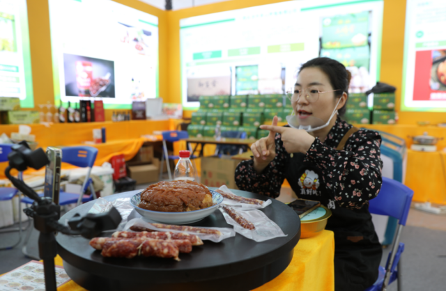 自媒体达人通过短视频、直播带货等形式进行线上推介