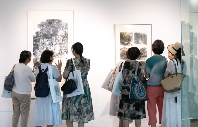 到展馆参观古树书画作品的市民络绎不绝。