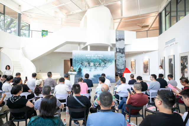 绿美广东岭南古树书画展10月15日上午在广州市东山湖畔的溯·榭映美术馆开幕。