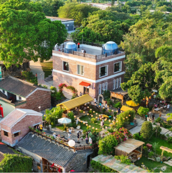 &nbsp;游客在铁岗社区体验“松弛感”乡村生活。 陈彦成 摄