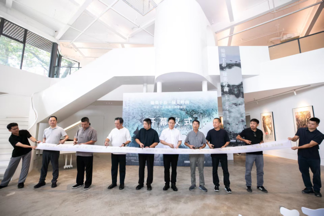 主办方与学术机构代表、艺术家代表为书画展开幕剪彩