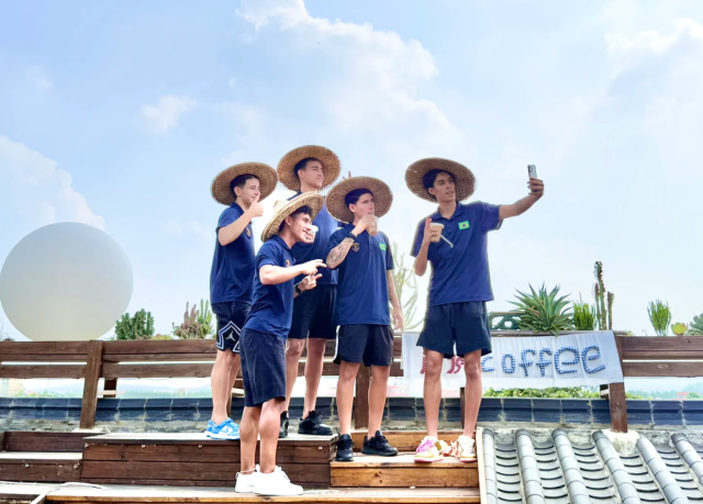 巴西银河足球联队来到铁岗乡游。来源：铁岗村小红书