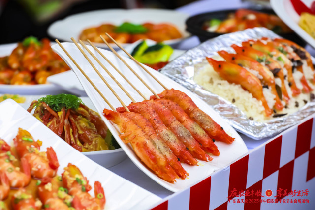 全省丰收节上高桂虾展位推出“十二道虾味”。