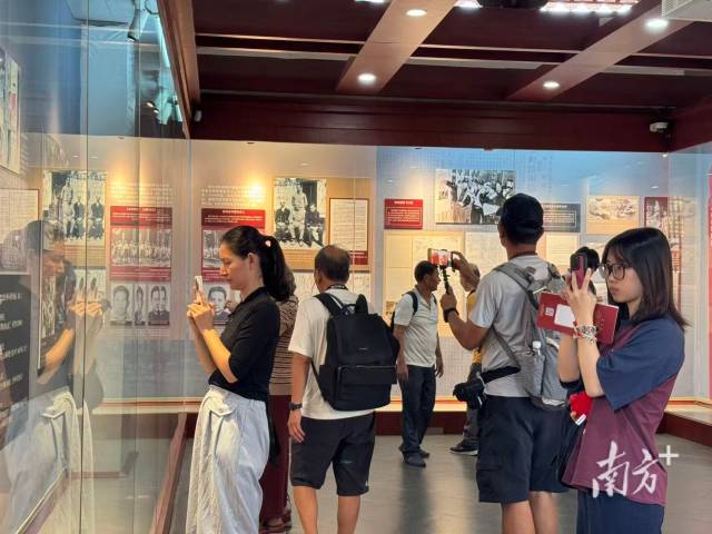 观众正在参观展览。