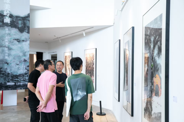 艺术家代表在展馆内互相观摩作品交流创作心得。