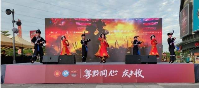 极富大方特色的民俗表演。