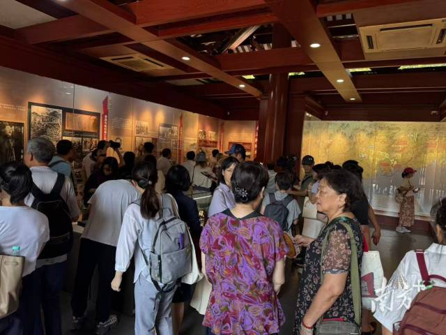 观众正在参观展览。