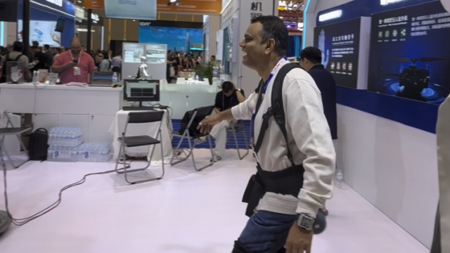 印度客商体验外骨骼装备：整个人都轻快了！｜广交生意经