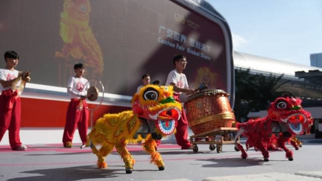 南粤龙狮助阵、机器狗表演，广交会开馆仪式太有排面了