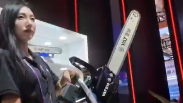 广交会惊现“硬核”带货！参展商小姐姐手持电锯现场解说｜广交生意经