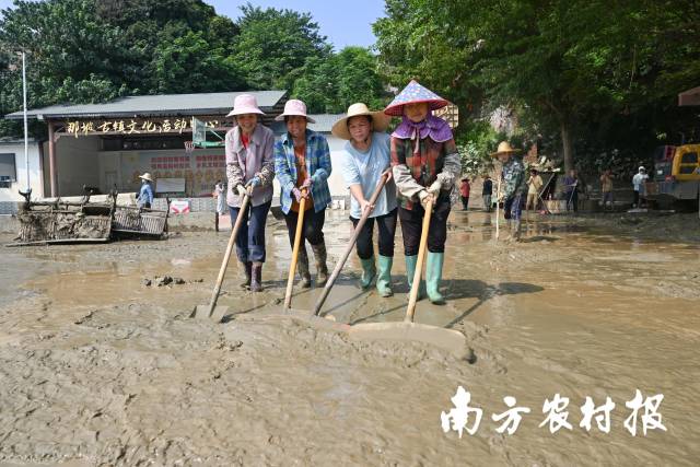 田阳区那坡镇那坡街群众自发开展清淤工作。周加孔摄 田阳区那坡镇那坡街群众自发开展清淤工作。周加孔摄