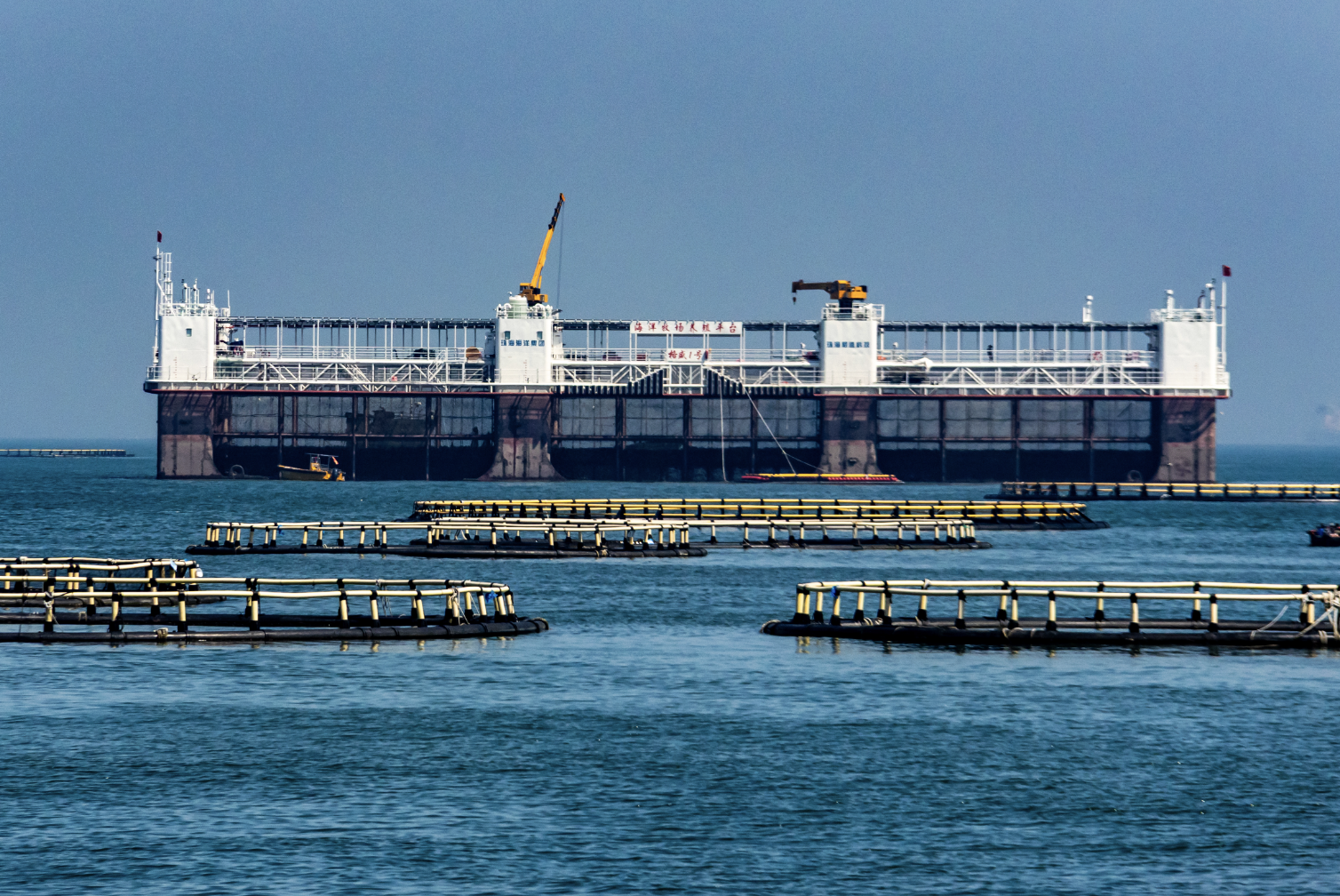 伫立在蓝海之上的养殖平台,宛如一座城堡。 黎彤 摄 伫立在蓝海之上的养殖平台,宛如一座城堡。 黎彤 摄