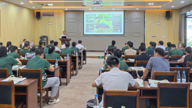 科普讲座上，听众沉浸于自然的奥秘中。