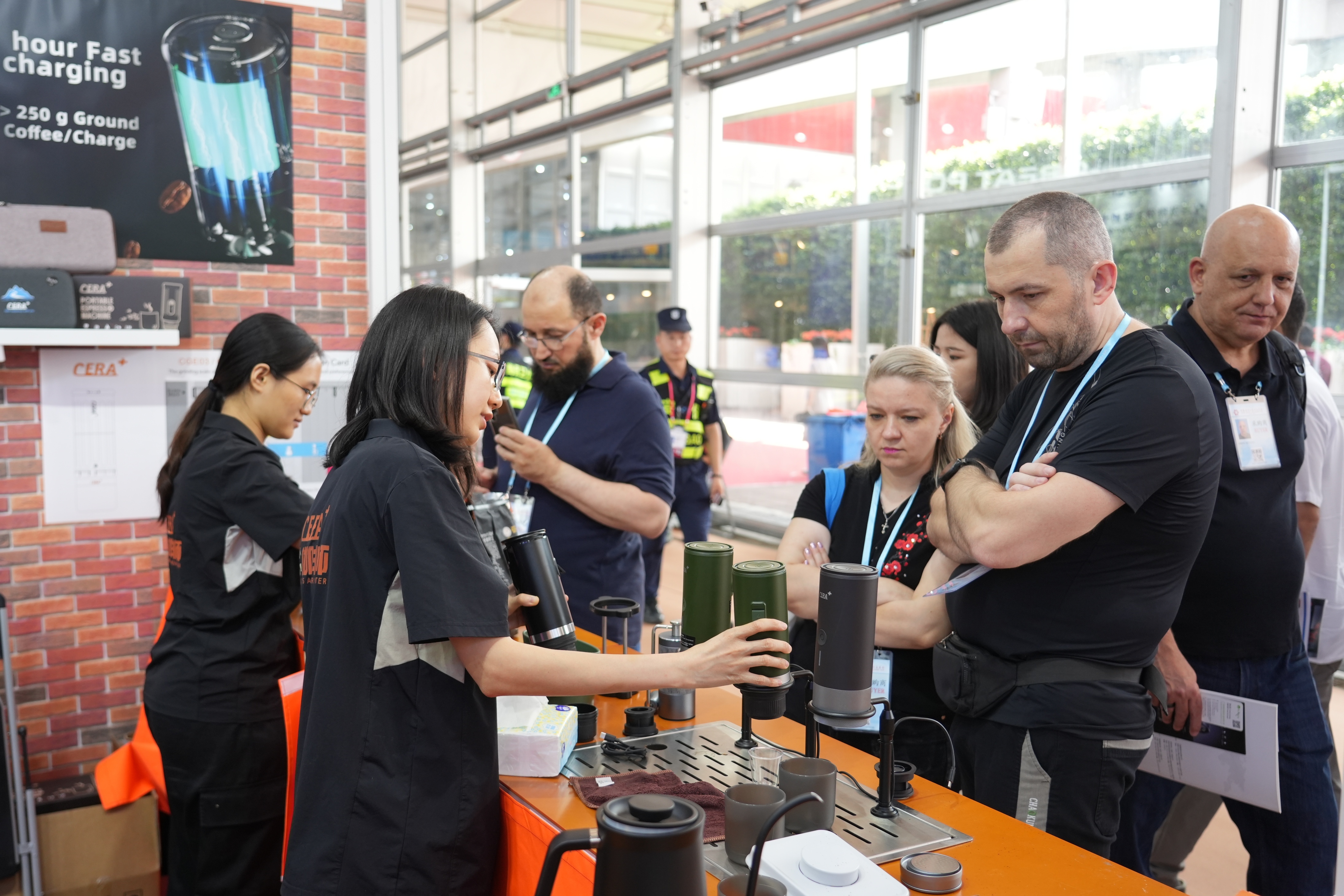 珠海造的咖啡机香飘广交会,吸引海外客商停留。 珠海造的咖啡机香飘广交会,吸引海外客商停留。