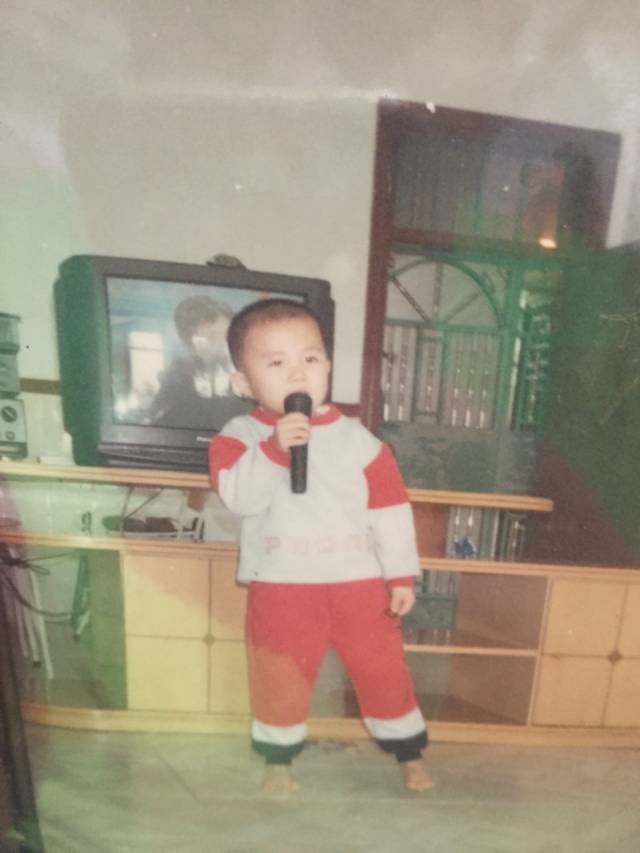 钟思远童年时就很喜欢唱歌。  受访者供图