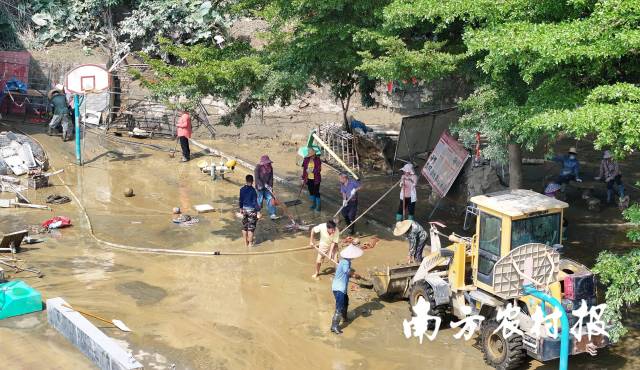 田阳区那坡镇那坡街群众到江滨公园清扫。周加孔摄 田阳区那坡镇那坡街群众到江滨公园清扫。周加孔摄
