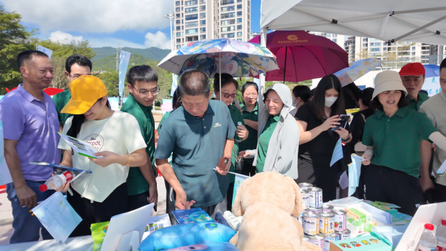 展览气氛火热，市民正在兑换心仪礼品。