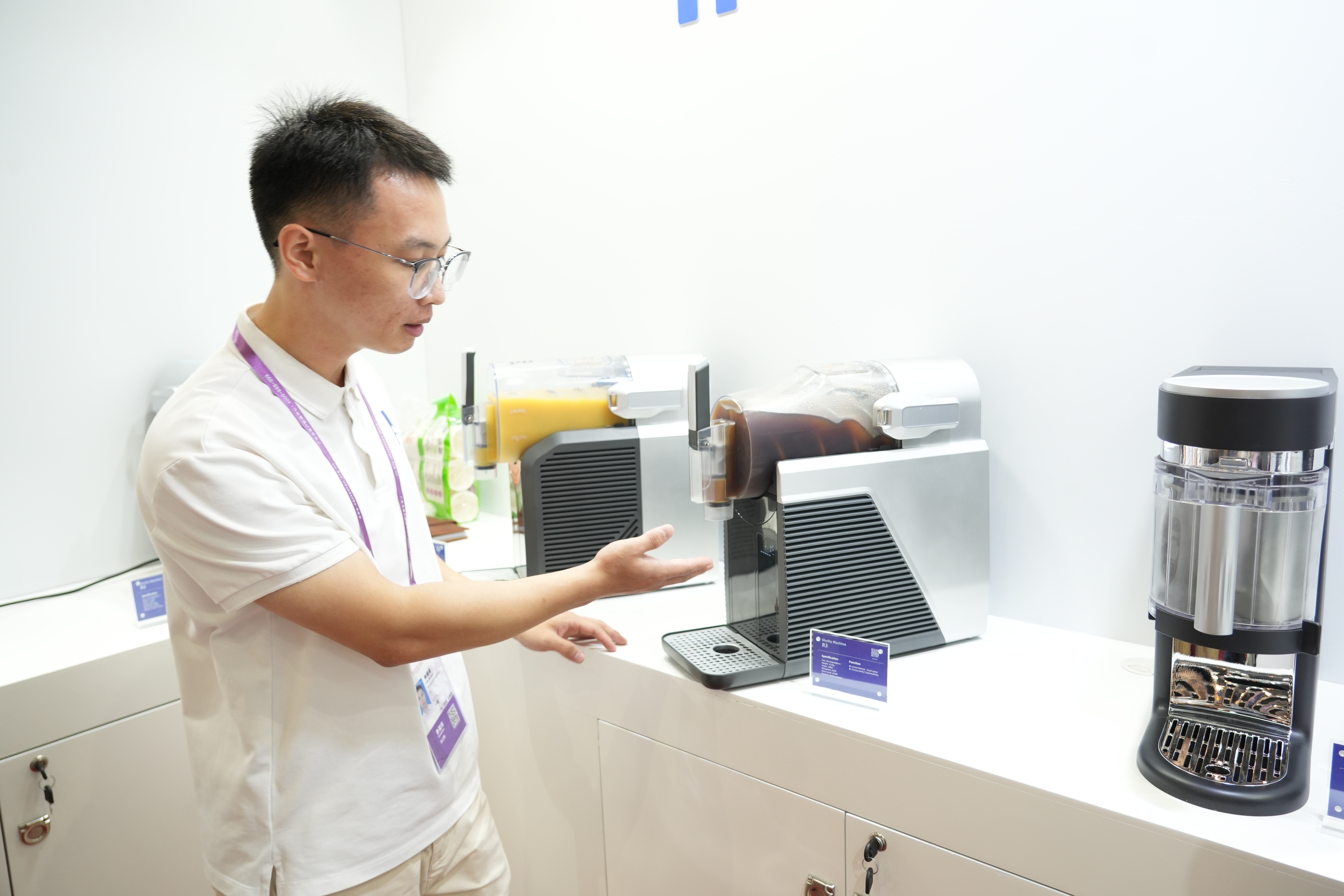 珠海产的冰沙机深受海外市场欢迎。 珠海产的冰沙机深受海外市场欢迎。