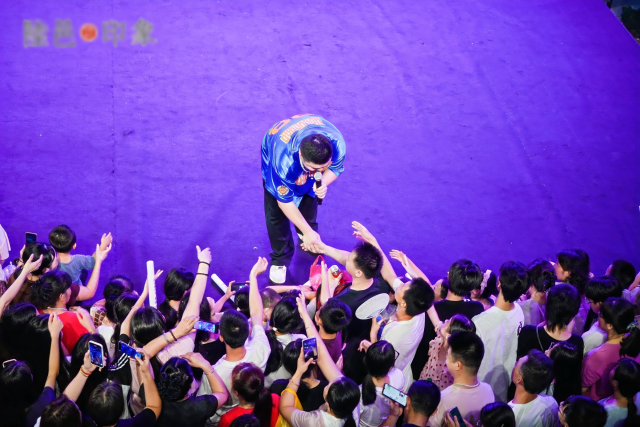 今年国庆假期参加官方组织的公益演出。  受访者供图