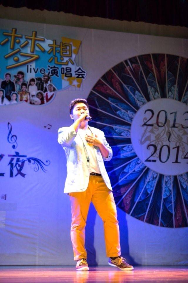 大学毕业在佛山参加公益演出。  受访者供图