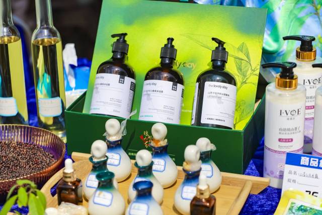 山苍子沐浴露等加工品 吴秒衡摄