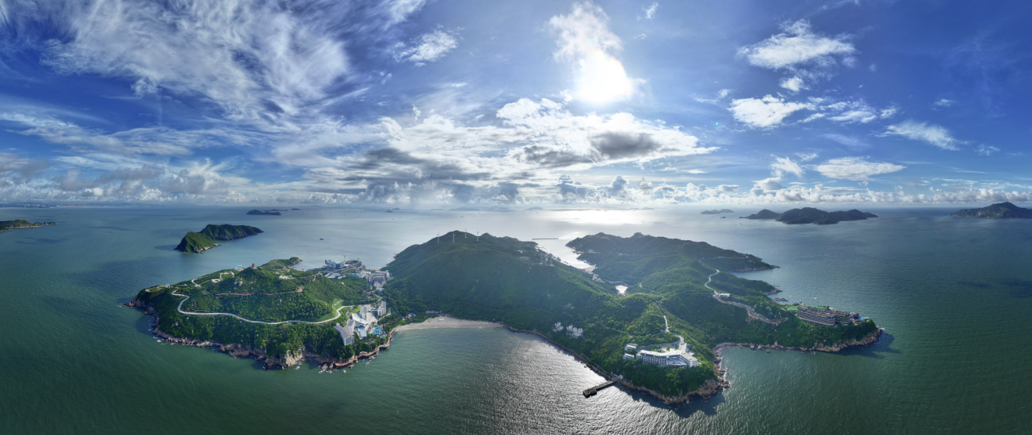 黎明中的东澳岛如被时光打磨的碧玉,静静卧于珠海深蓝。 关铭荣摄 黎明中的东澳岛如被时光打磨的碧玉,静静卧于珠海深蓝。 关铭荣摄