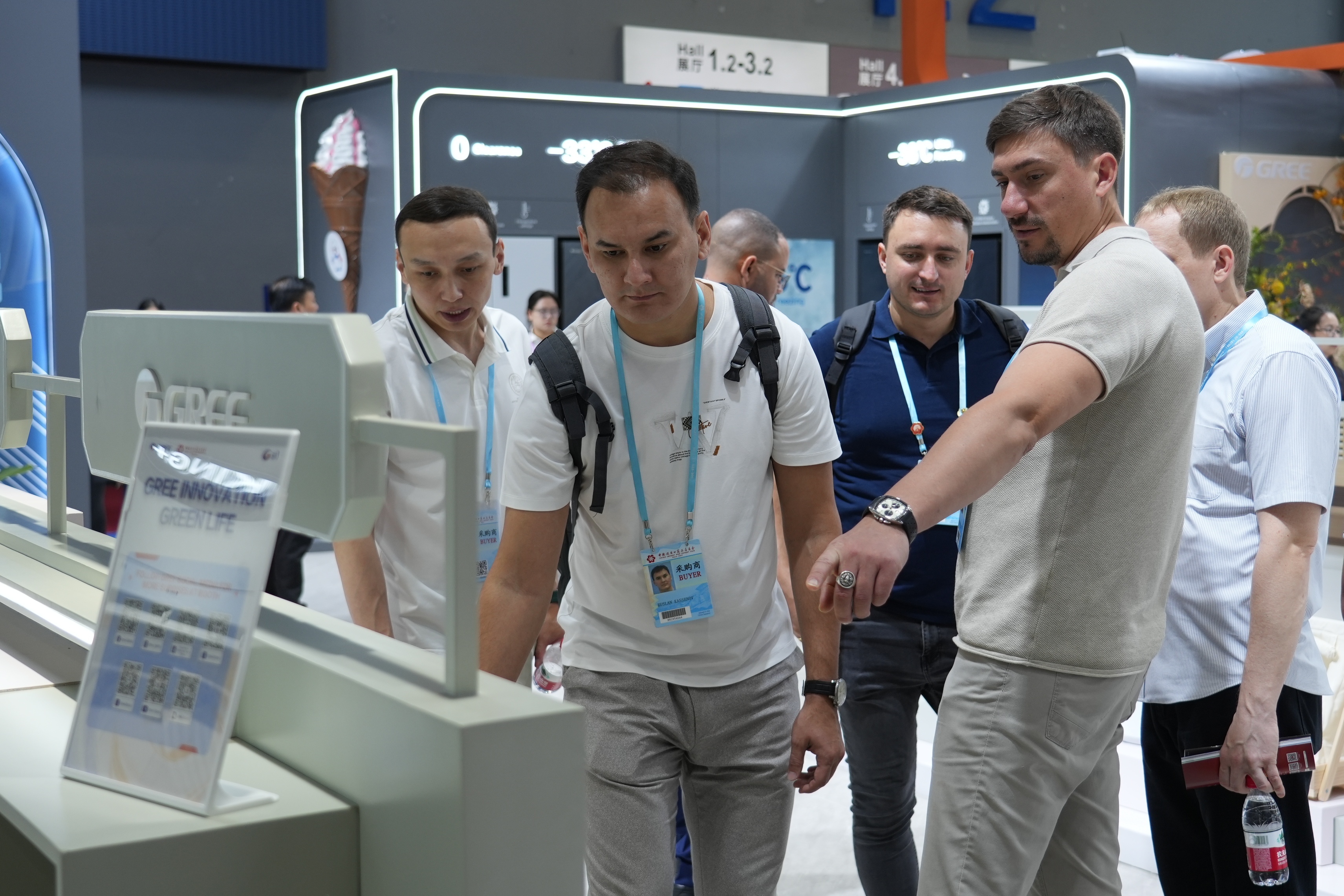 海外客商聚焦珠海格力电器产品。 海外客商聚焦珠海格力电器产品。