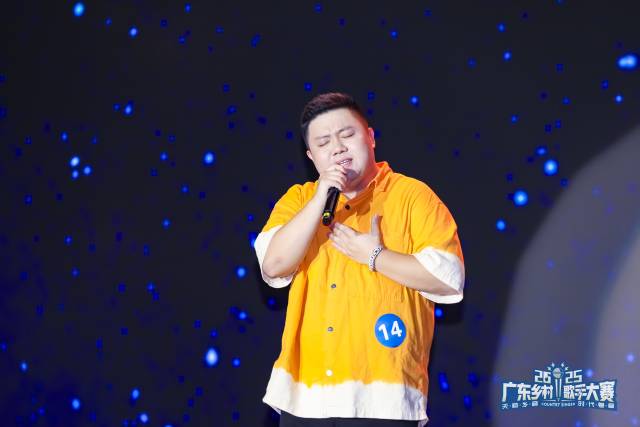 钟思远在省半决赛深情演绎《如愿》。 吴秒衡 摄