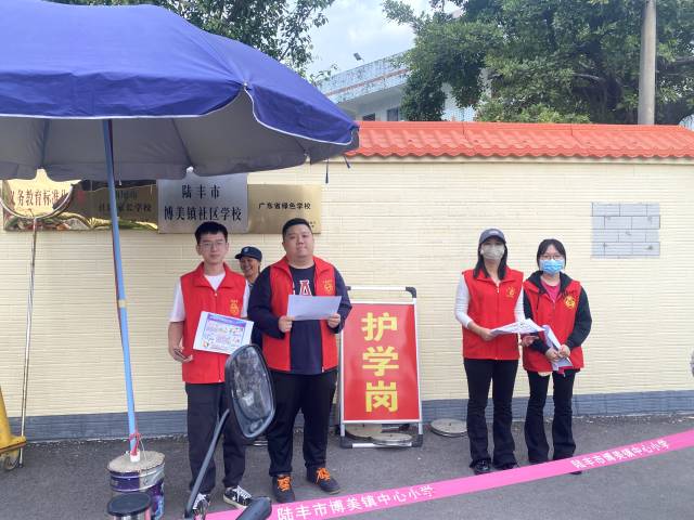 钟思远在社区开展工作。  受访者供图