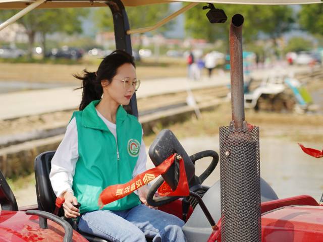 开着农机的沈燕芬英姿飒爽。 