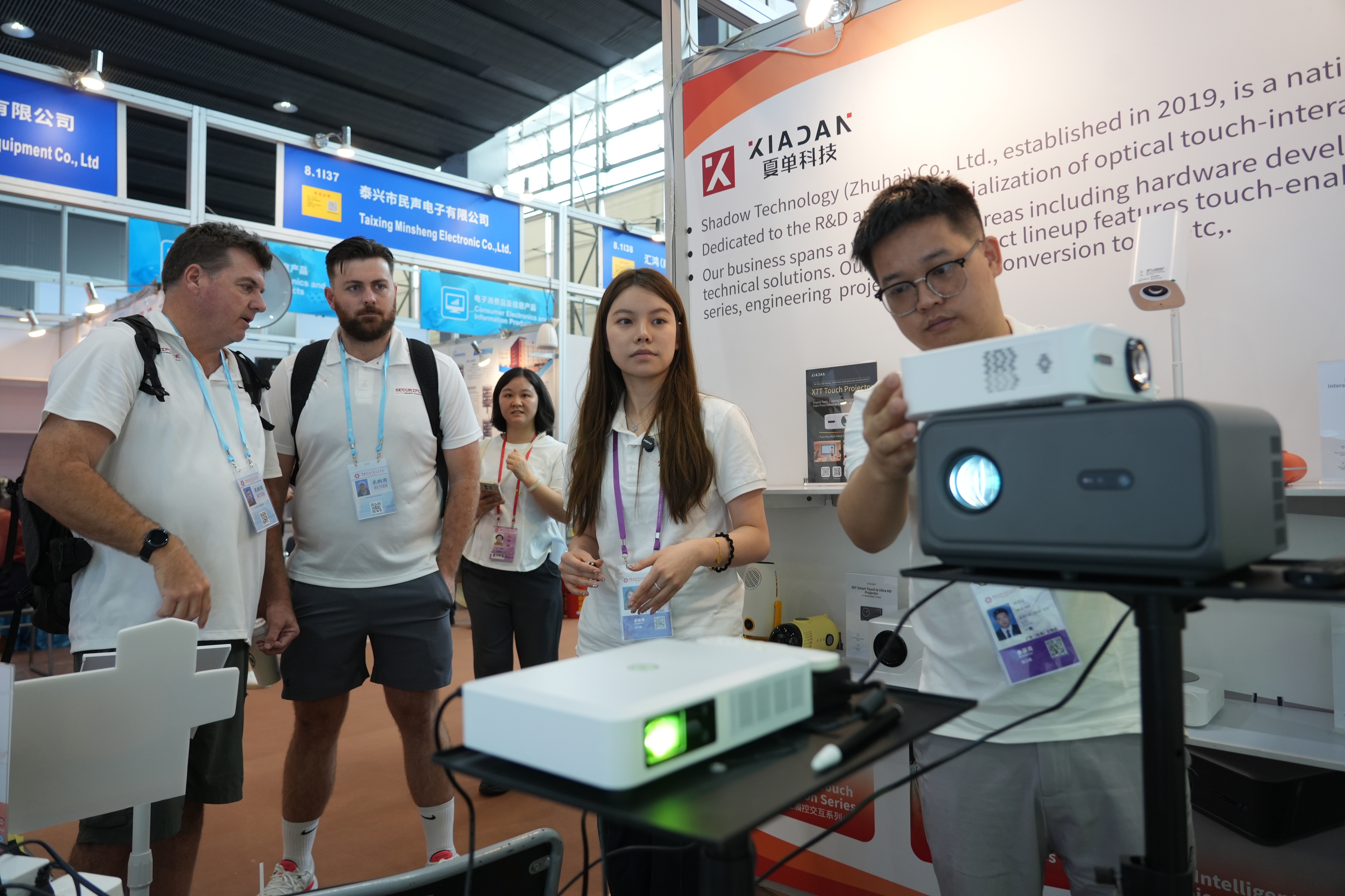 珠海智造的便携式交互投影仪开馆即被海外客商看中购买。 珠海智造的便携式交互投影仪开馆即被海外客商看中购买。