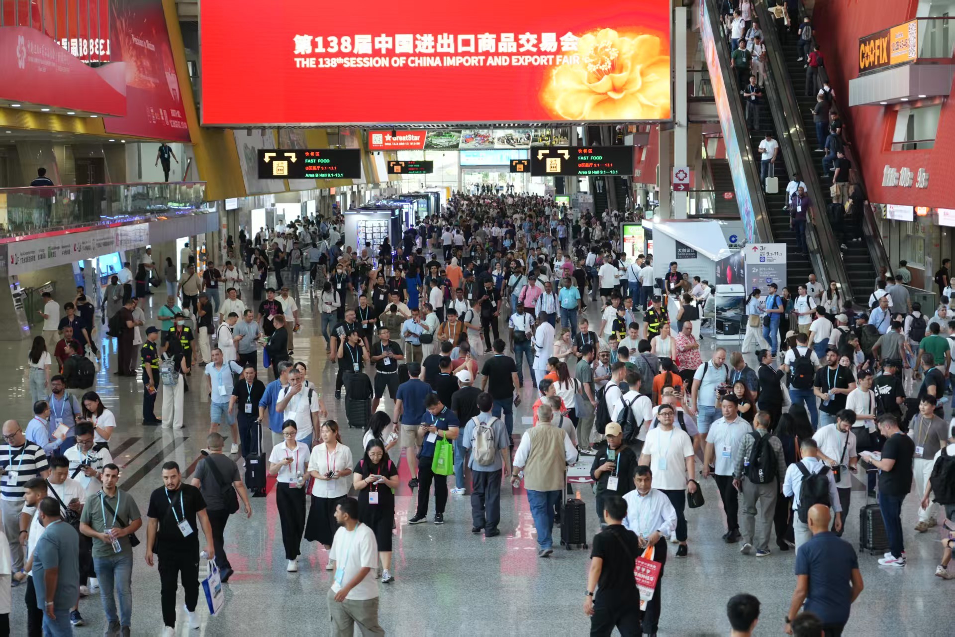 第138届广交会吸引大批国内外客商前来参会和采购。 第138届广交会吸引大批国内外客商前来参会和采购。