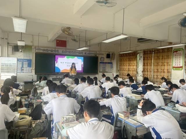 轮岗教师正在授课，为课堂注入新鲜教学理念。受访者供图