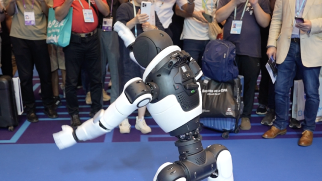 谁是广交会服务机器人中最靓的仔？｜广交生意经