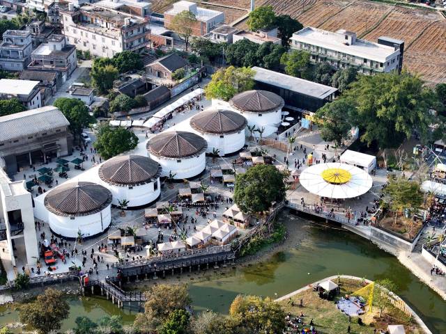 “天下粮仓”先锋书店人潮涌动。陈颂民摄