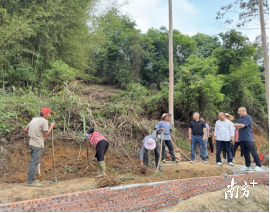 下太镇紧急修复灌溉水渠。下太镇供图 下太镇紧急修复灌溉水渠。下太镇供图