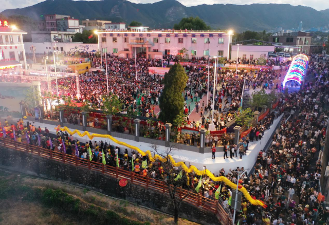 追龙活动热闹非凡。肖斌摄