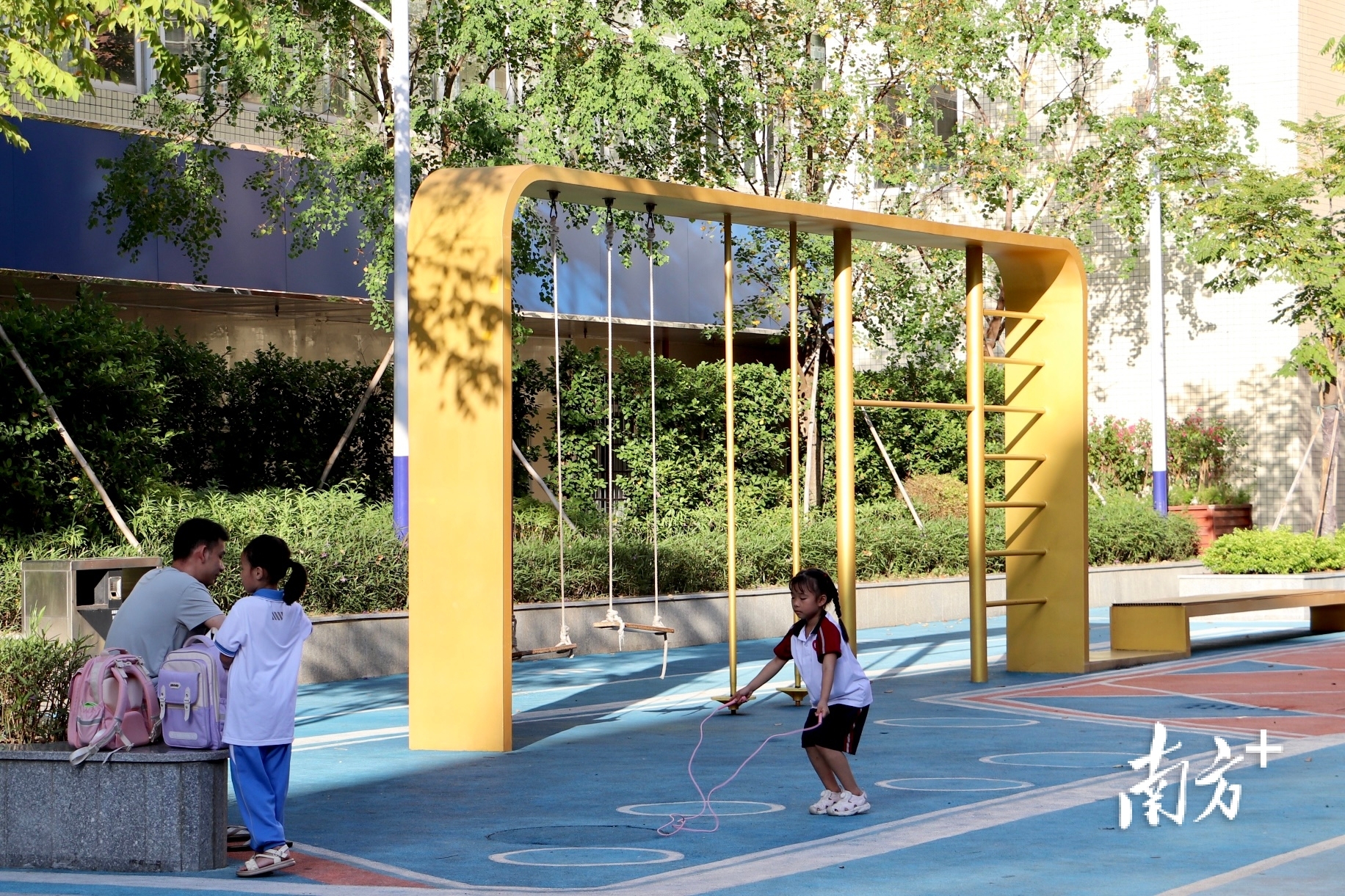 放学后,孩子们在建设路街心公园玩耍。 放学后,孩子们在建设路街心公园玩耍。