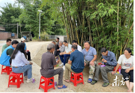 下太镇在竹头下开展“英州夜谈”。下太镇供图 下太镇在竹头下开展“英州夜谈”。下太镇供图
