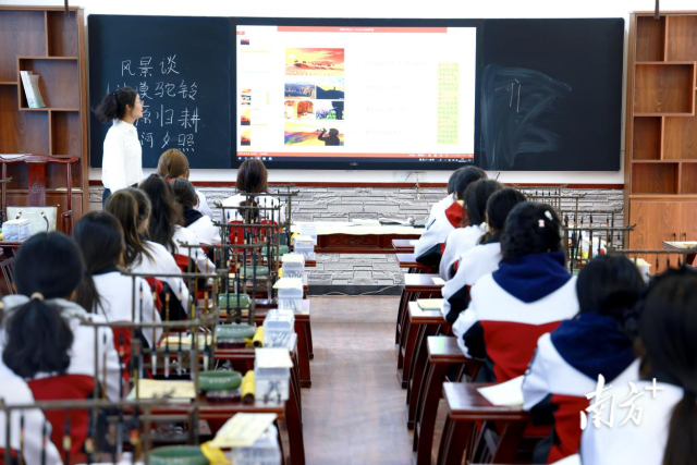 学生们正上着《风景谈》一课。